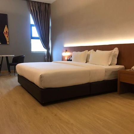 Kluang Riverview Hotel Экстерьер фото