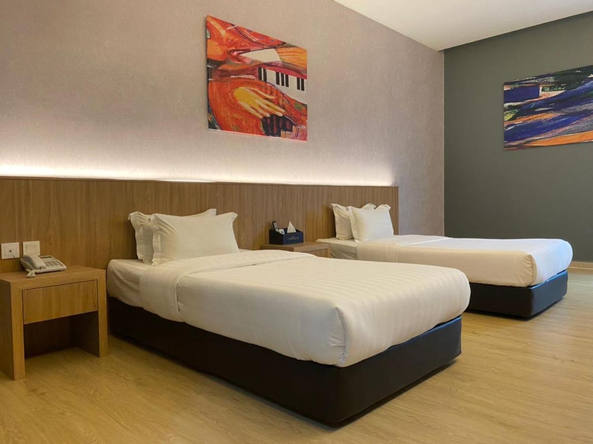 Kluang Riverview Hotel Экстерьер фото